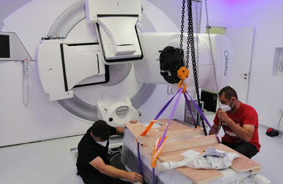 Un momento de la instalación del equipo. FOTO: Gobierno