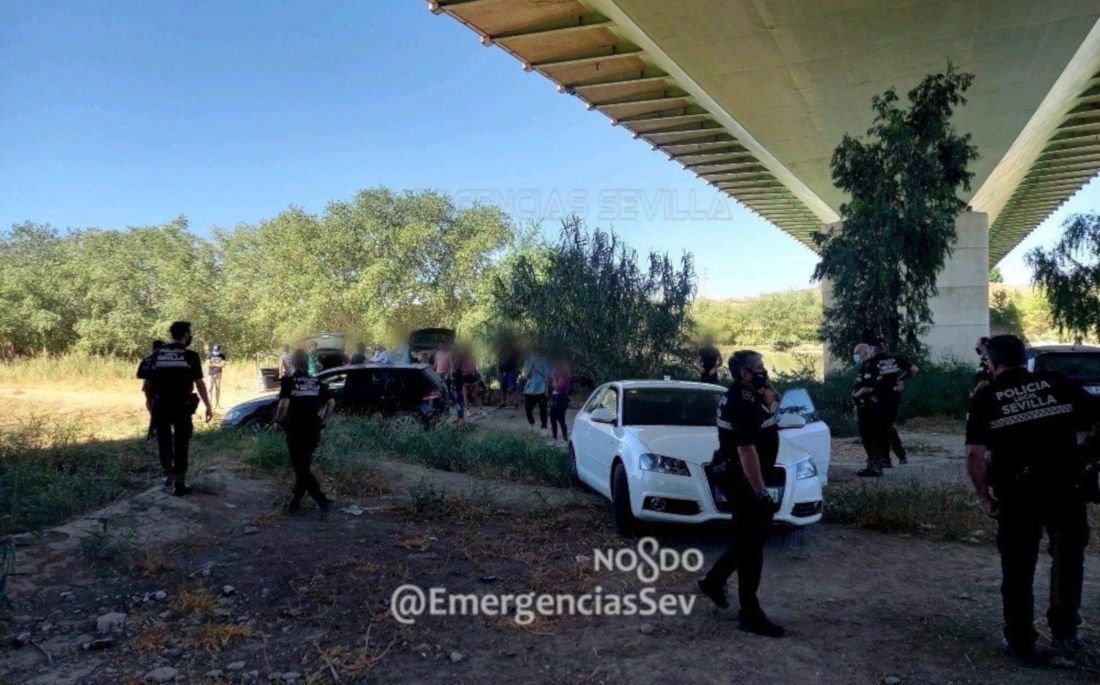 El operativo de los agentes locales en El Charco de la Pava, a primera hora de este sábado. FOTO: Emergencias Sevilla
