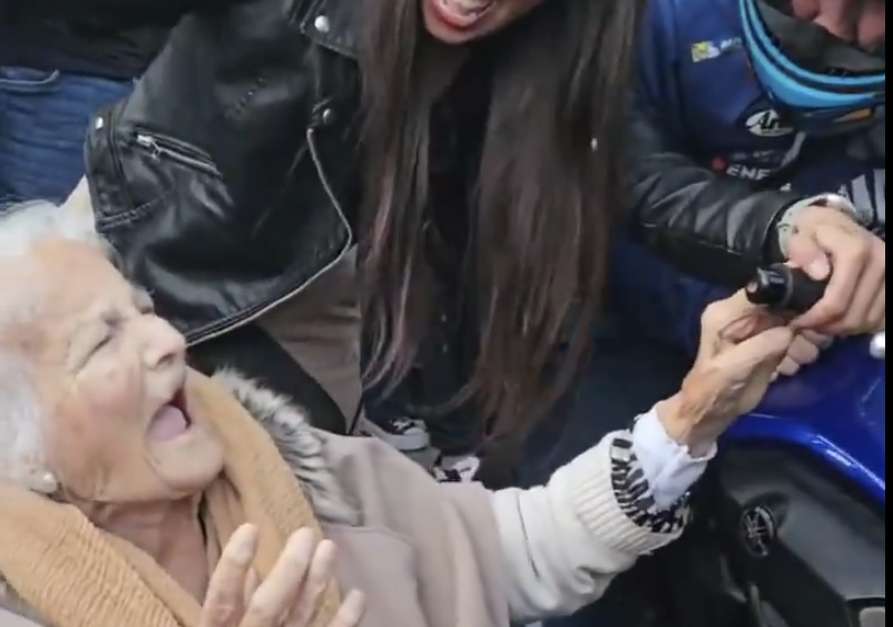 Catalina, la abuela motera, disfrutando de la motorada.