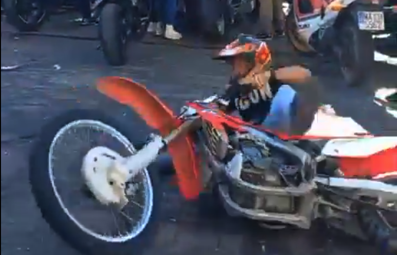 El motero que atropelló al guardia civil, en el suelo.