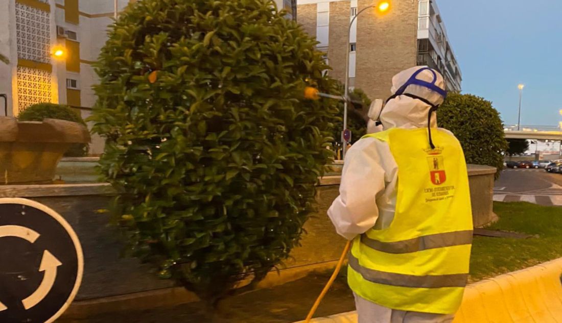 Un operario desinfecta en Dos Hermanas, FOTO: Ayto.