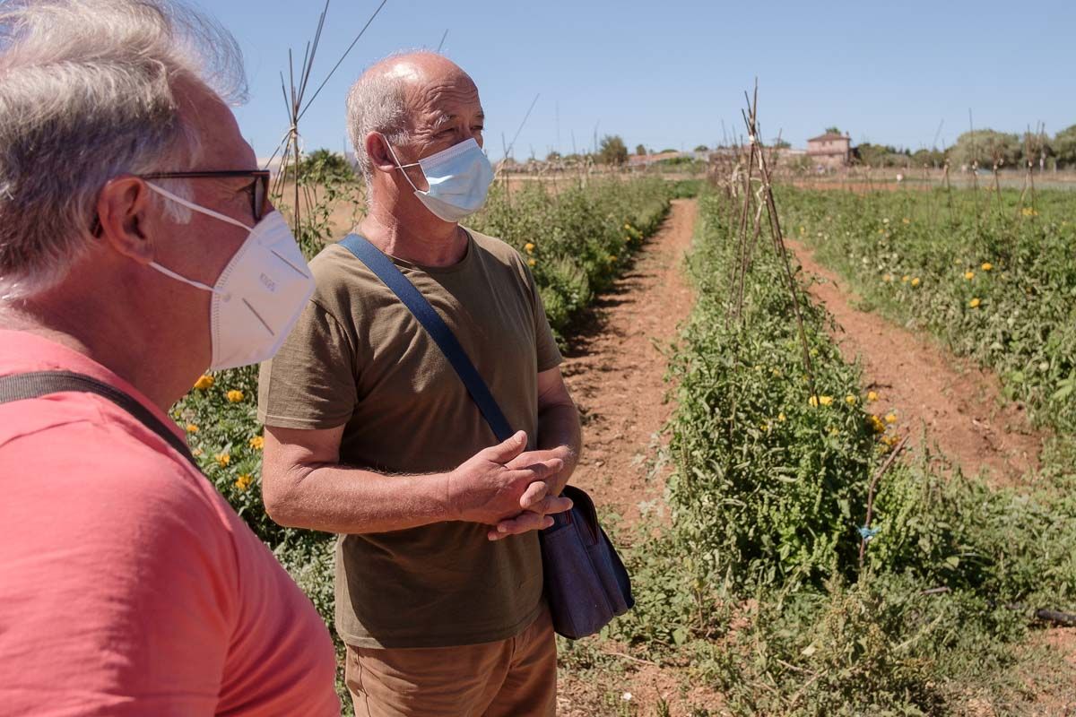 Ortiz, junto a otro socio, conversa con este medio. FOTO: MANU GARCíA