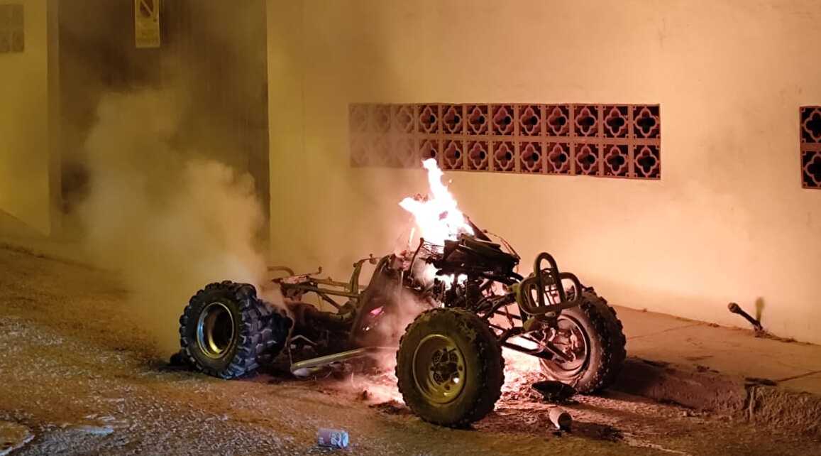 El quad, ardiendo en Conil junto a viviendas de la localidad. El quad, ardiendo en Conil junto a viviendas de la localidad.