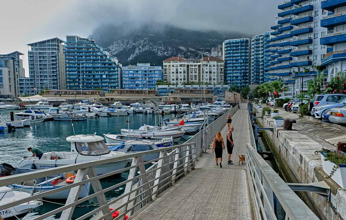 El puerto recerativo con la Roca al fondo.