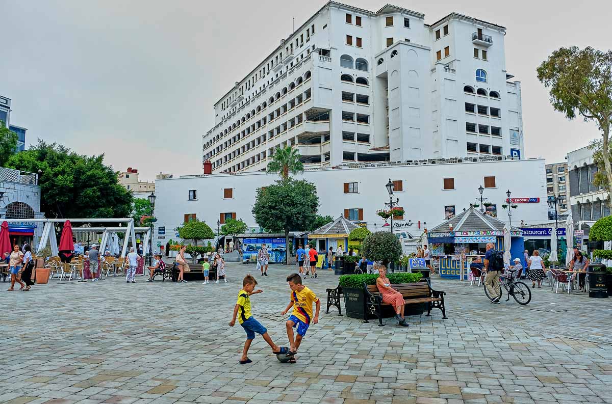 Niños juegan en las calles de Gibraltar, en una imagen reciente.