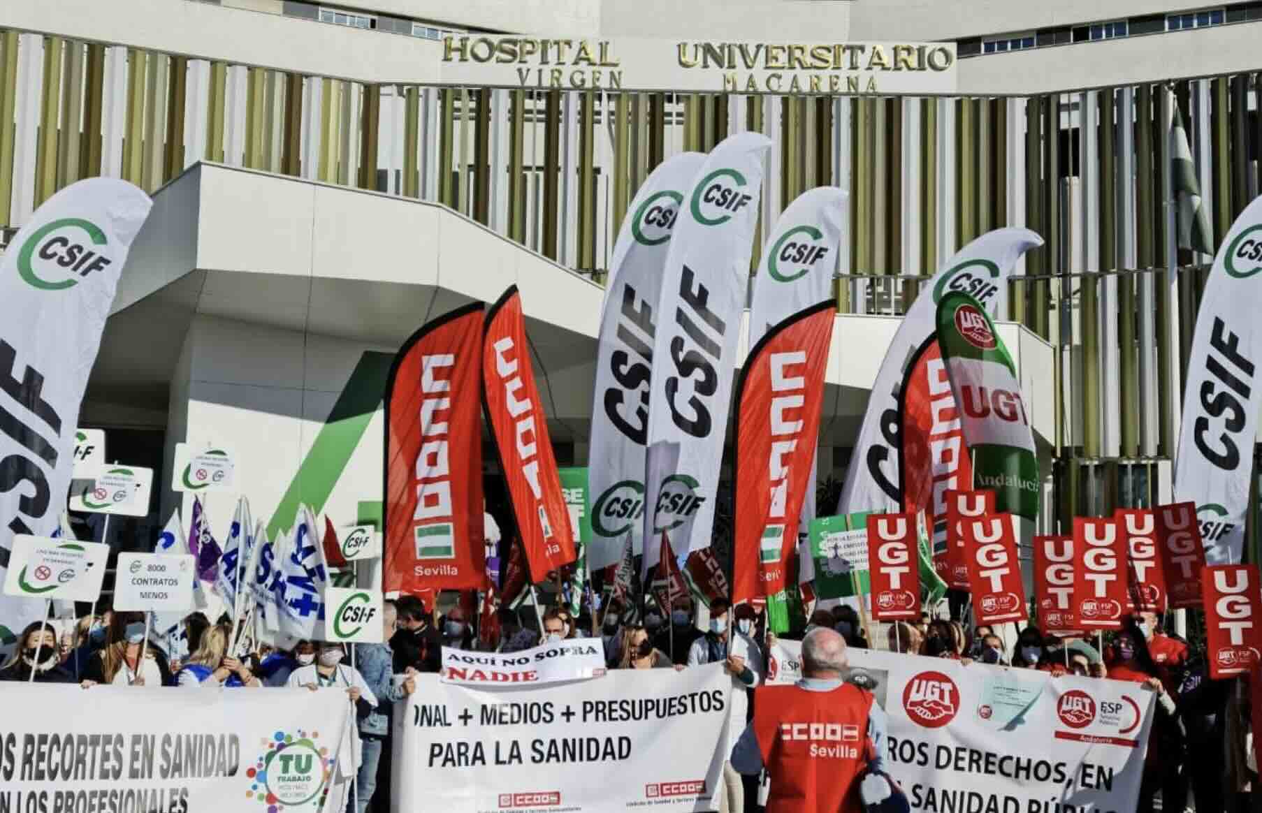 Sindicatos sanitarios protestan ante un hospital del SAS, en una imagen de archivo.