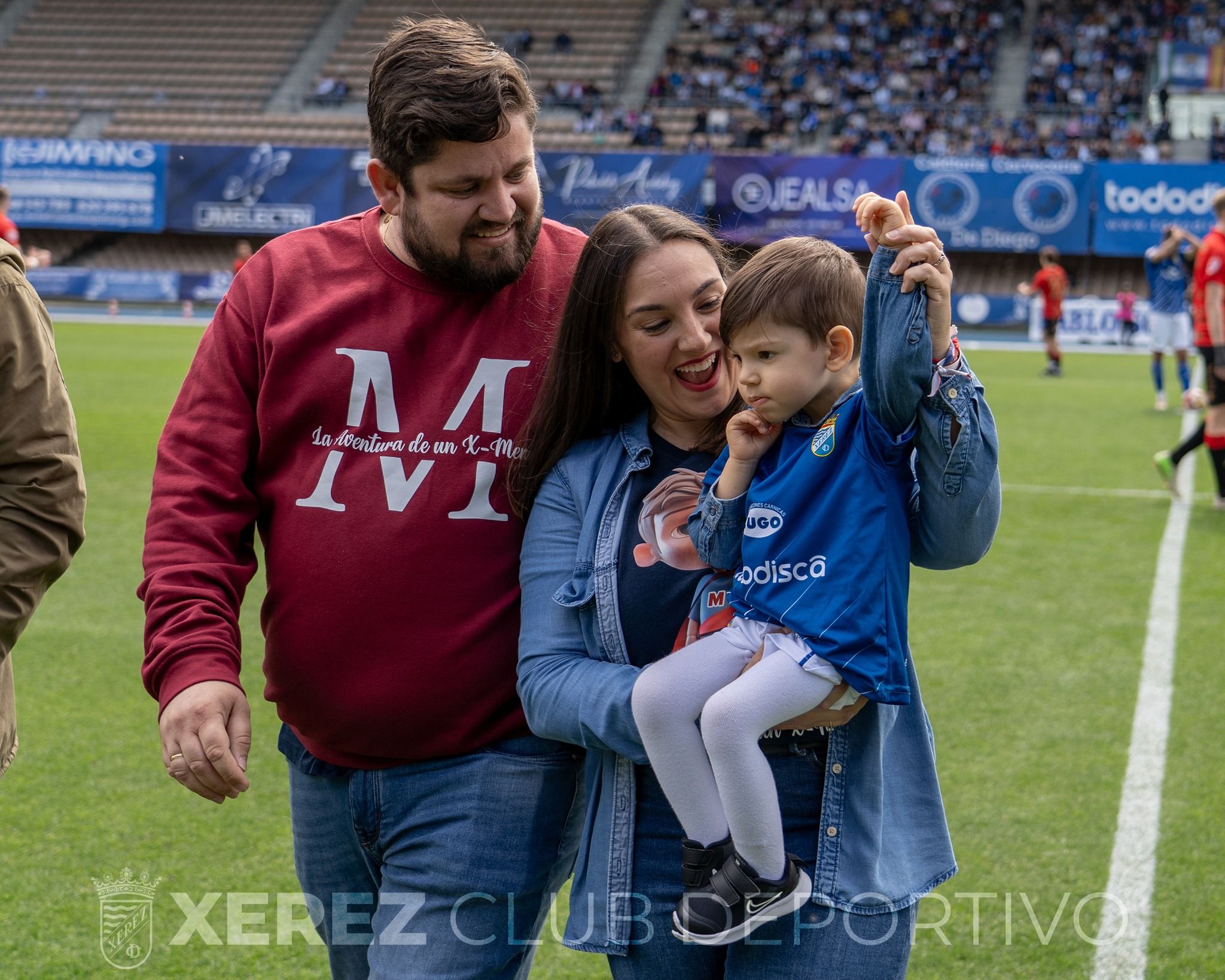 Martín y sus padres este sábado en el campo, en una imagen publicada por el Xerez D. F. 