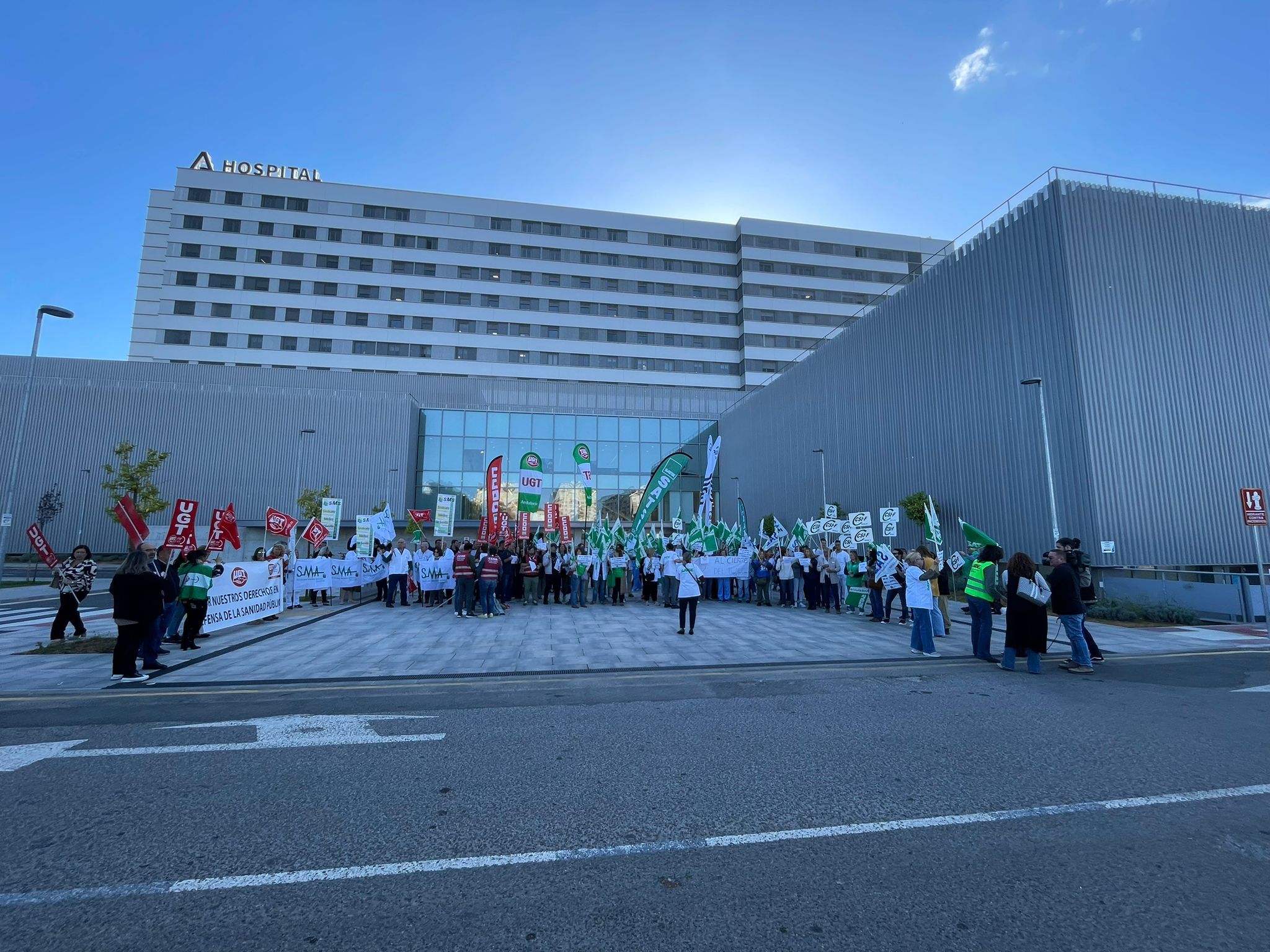 Un momento de la concentración de este lunes por el cierre de la UCI del antiguo Hospital Militar, en una imagen publicada por UGT Andalucía en sus redes sociales.
