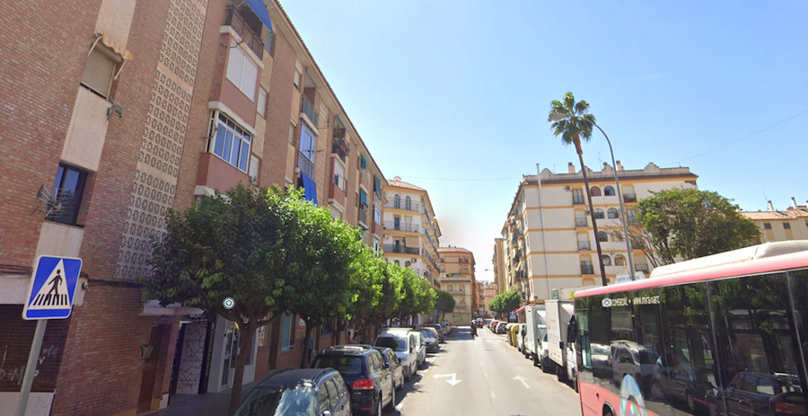 La calle de Fuengirola donde el hombre tiró a su mujer por el balcón.