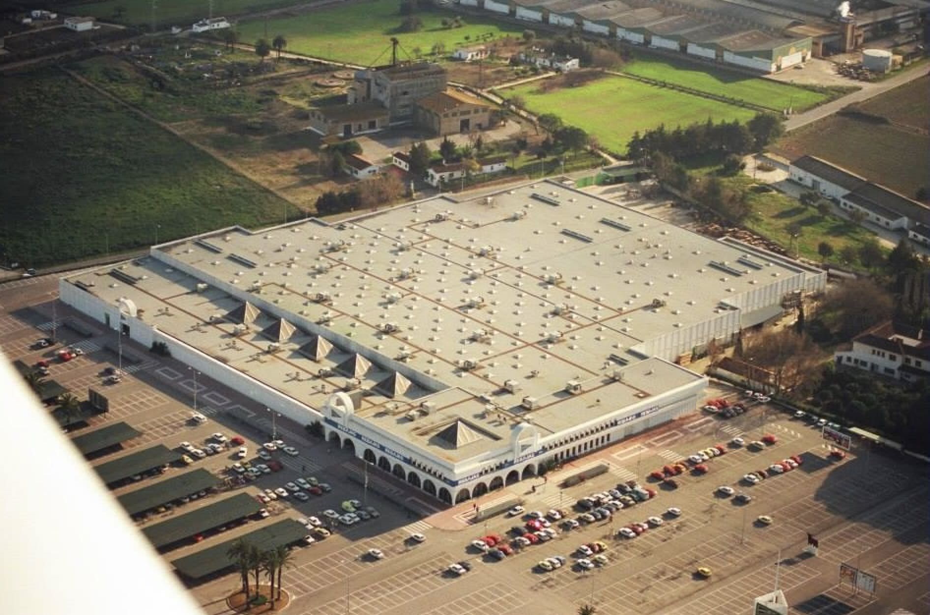 Vista aérea de El Corte Inglés, cuando era Hipercor en torno al año 1984, cuando inauguró sus instalaciones en la zona norte de Jerez, en una imagen de redes sociales.