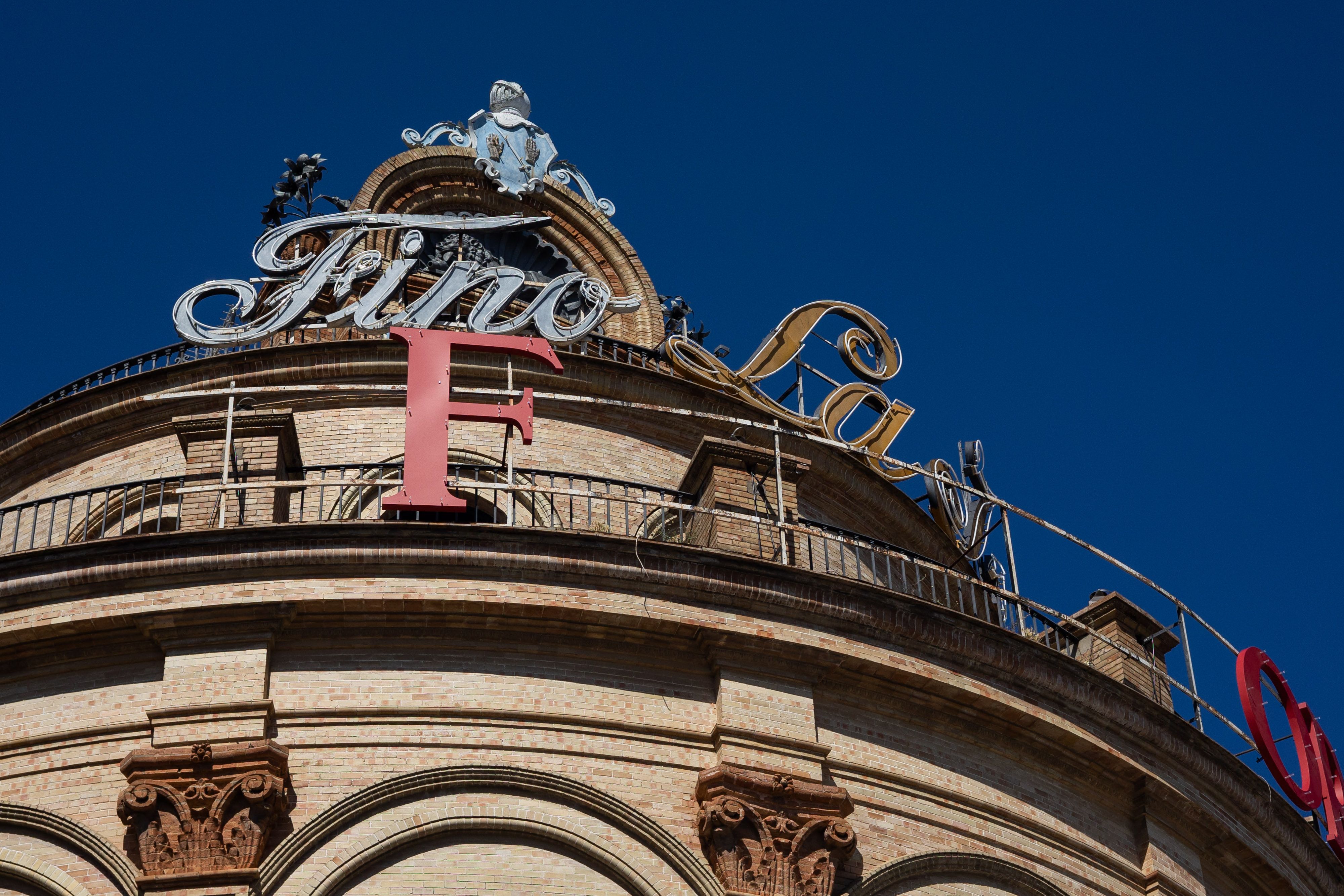 Las letras del luminoso del Gallo Azul están siendo sometidas a restauración. Este lunes han seguido desmontándose letras.
