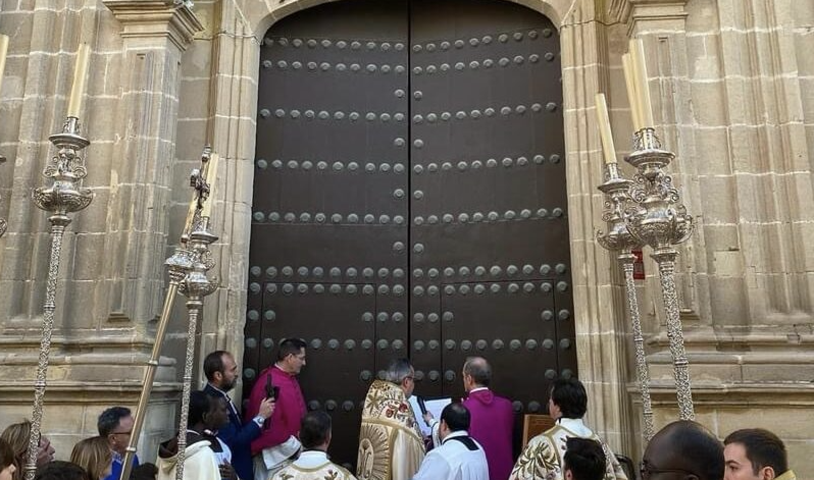 Momento de la apertura de la puerta santa en la basílica del Carmen. 