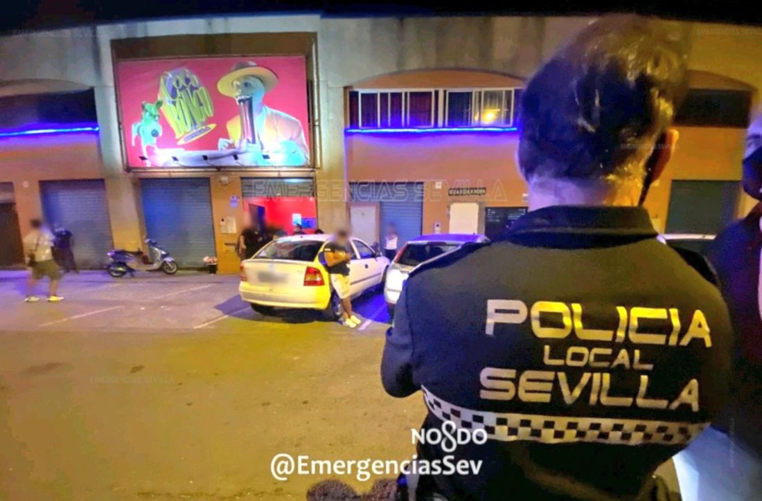Un agente de la Policía Local, en una de las intervenciones en bares. FOTO: Emergencias Sevilla
