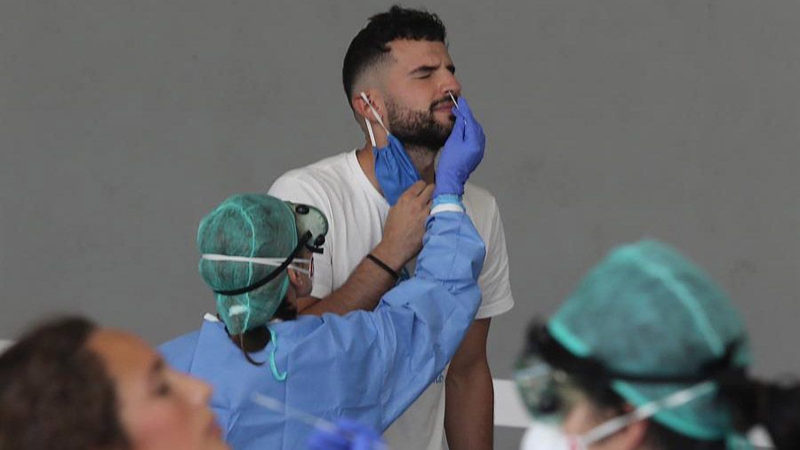 PCR a un joven, en una imagen de Canal Sur.