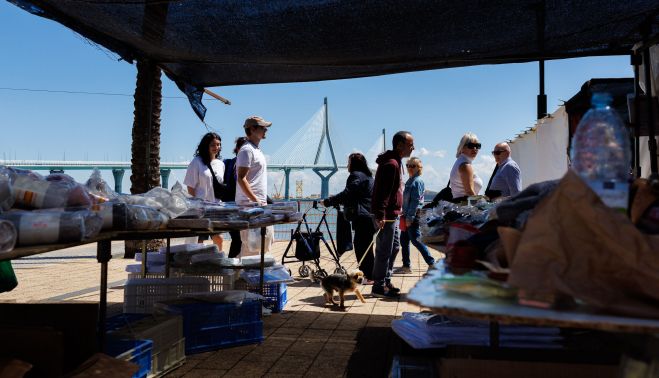 Uno de los puestos del Piojito, el lunes 29 de abril, con el segundo puente al fondo.