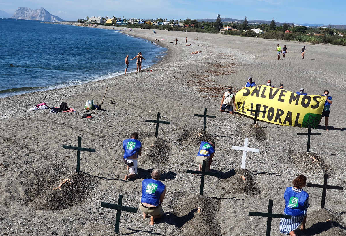 Cementerio de cruces en la costa de Sotogrande.