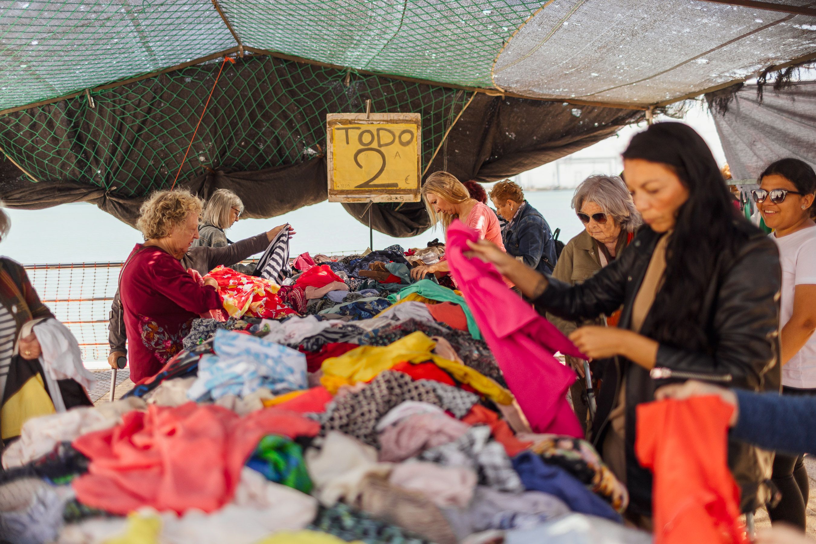Actividad comercial en uno de los puestos el pasado lunes 29 de abril.   JUAN CARLOS TORO
