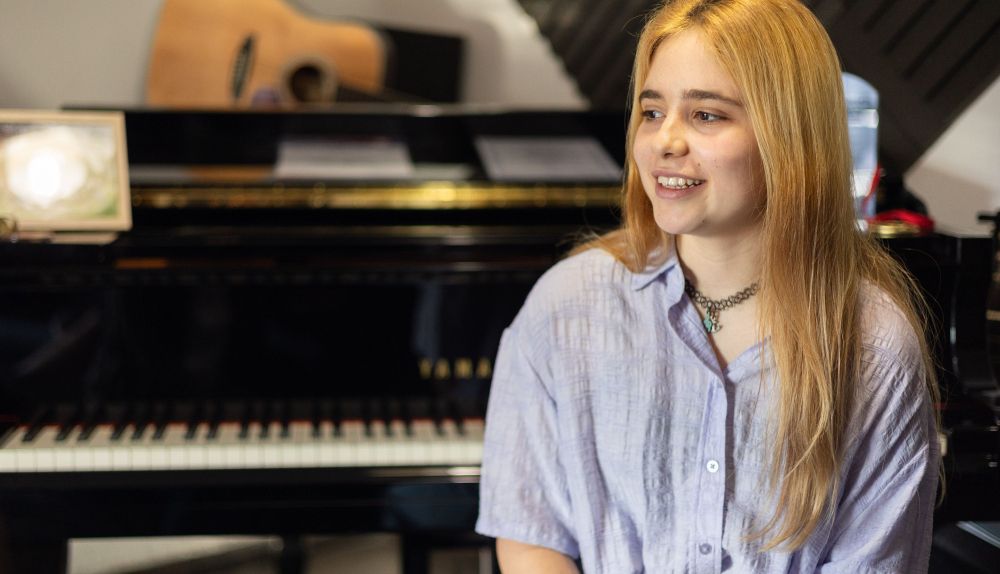 La estudiante durante la entrevista en su casa.