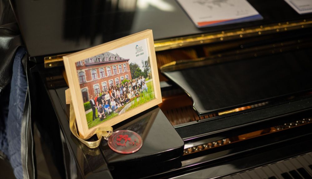 Detalle de una fotografía con sus compañeros en la Música Mundi School, en Bélgica.