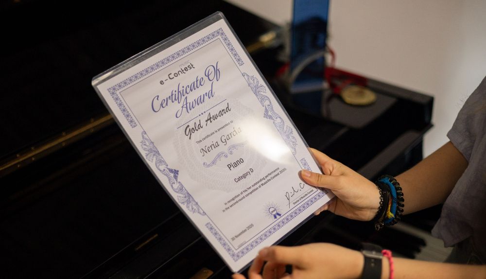 Uno de los diplomas obtenidos en concursos de música.