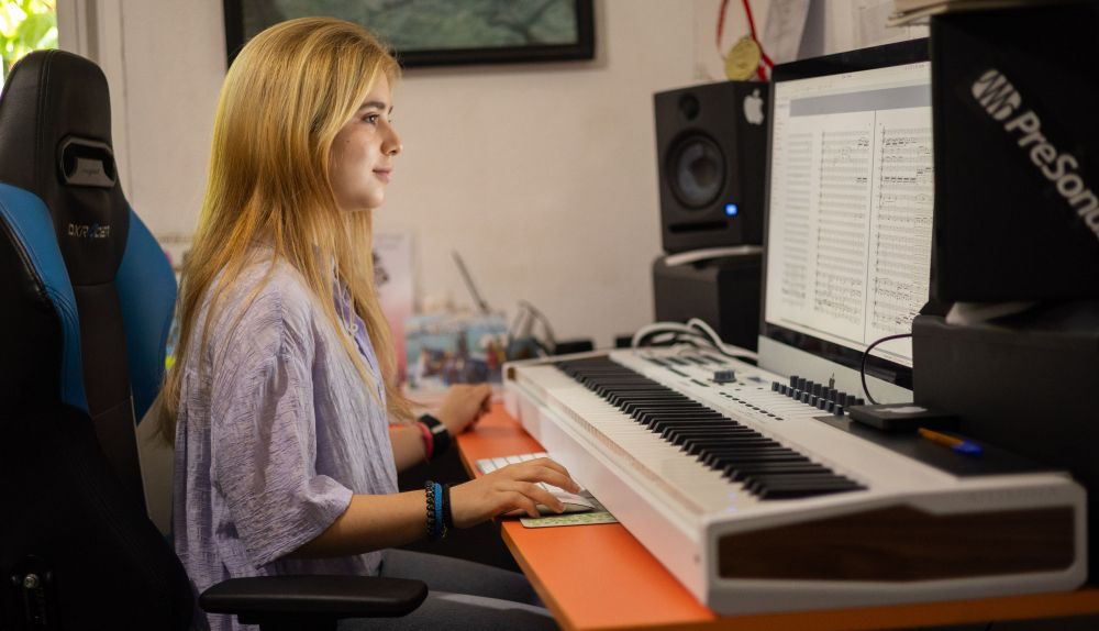 Neria utiliza un 'midi' durante su estudio.