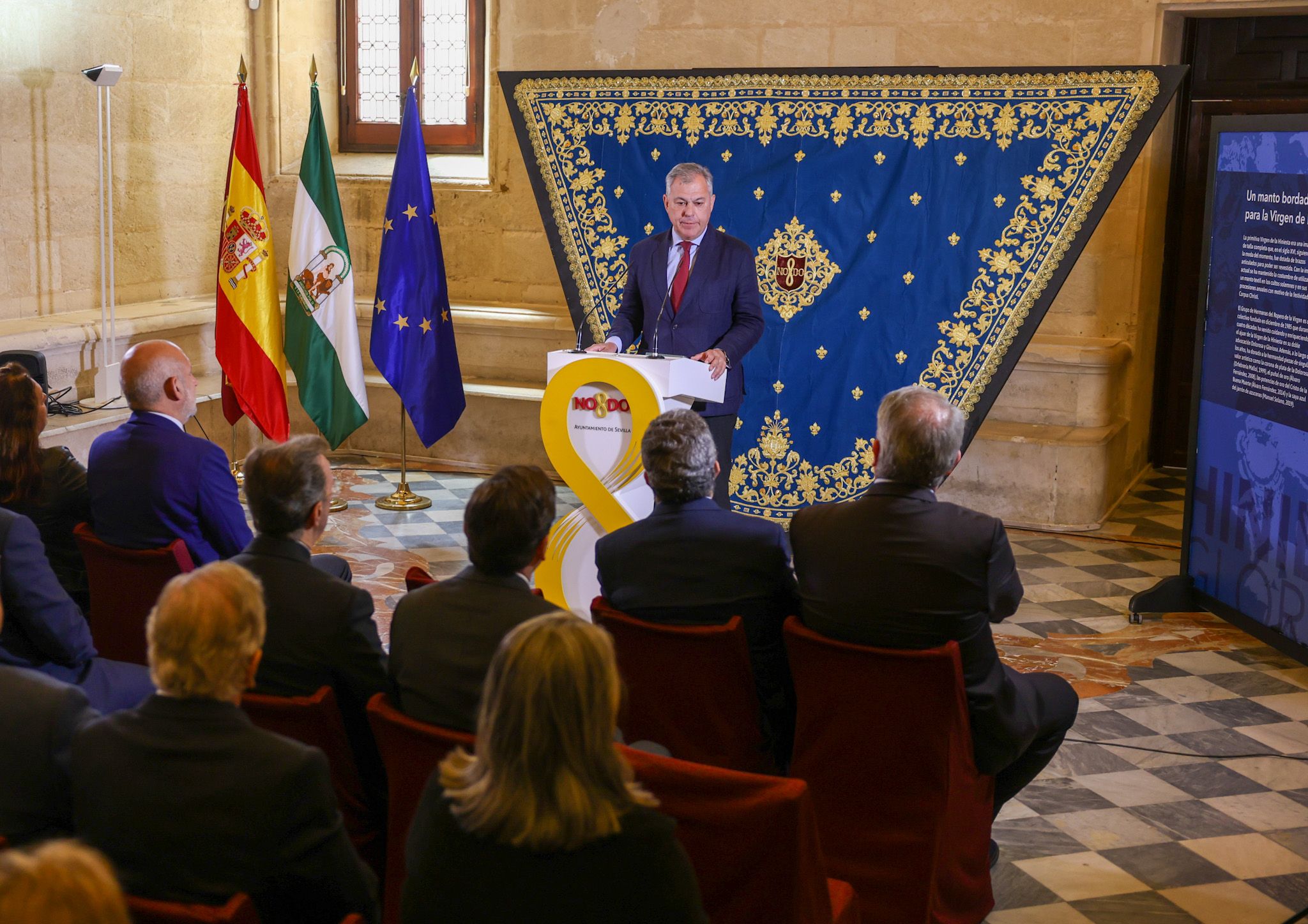 Inaugurada la muestra de la Hiniesta Gloriosa. El alcalde, con el nuevo manto al fondo, durante la apertura.