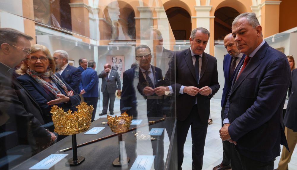 Visita inaugural con las autoridades ante la urna con la corona de la Virgen. 