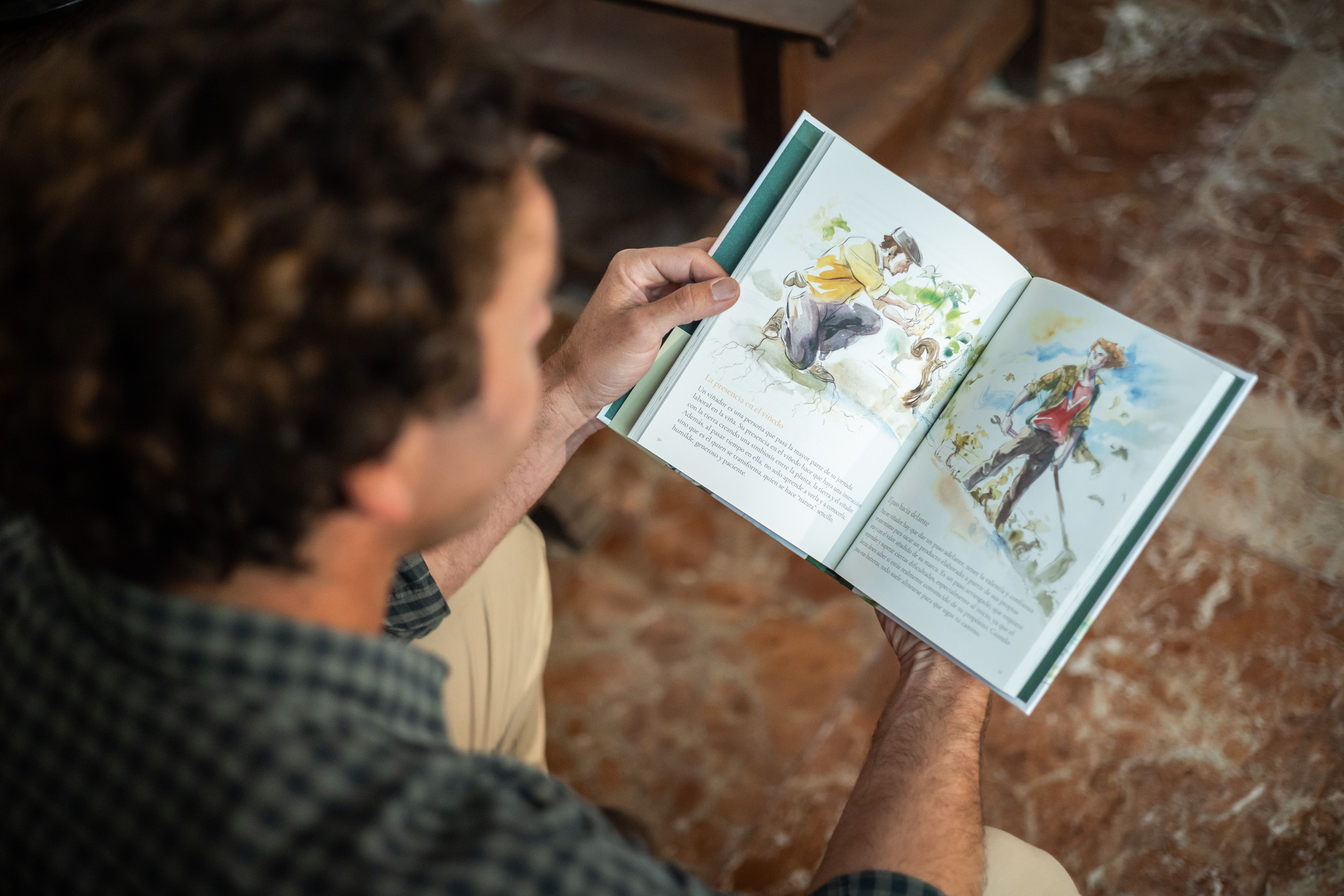 Alejandro Muchada con su libro, poco después de la charla y antes de su presentación en Jerez.