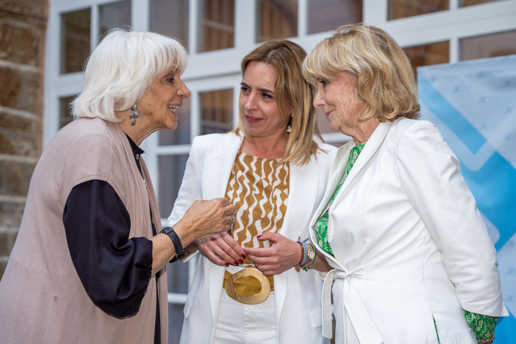Teófila Martínez, Almudena Martínez y Esperanza Aguirre, dos generaciones del Partido Popular, al inicio del debate.  REYNA