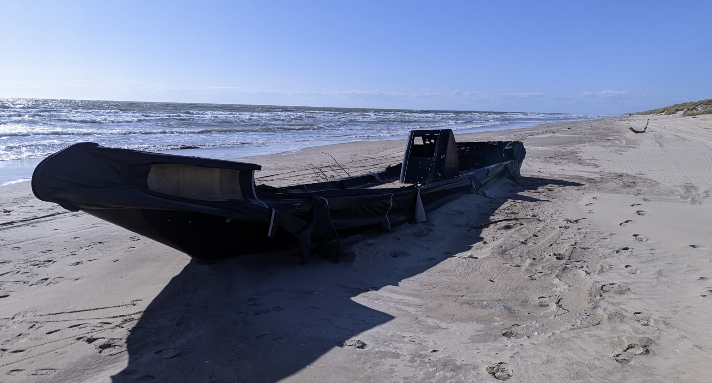 Una de las narcolanchas abandonadas por los narcos en una playa de Doñana.   FOTO: @PACHECO92