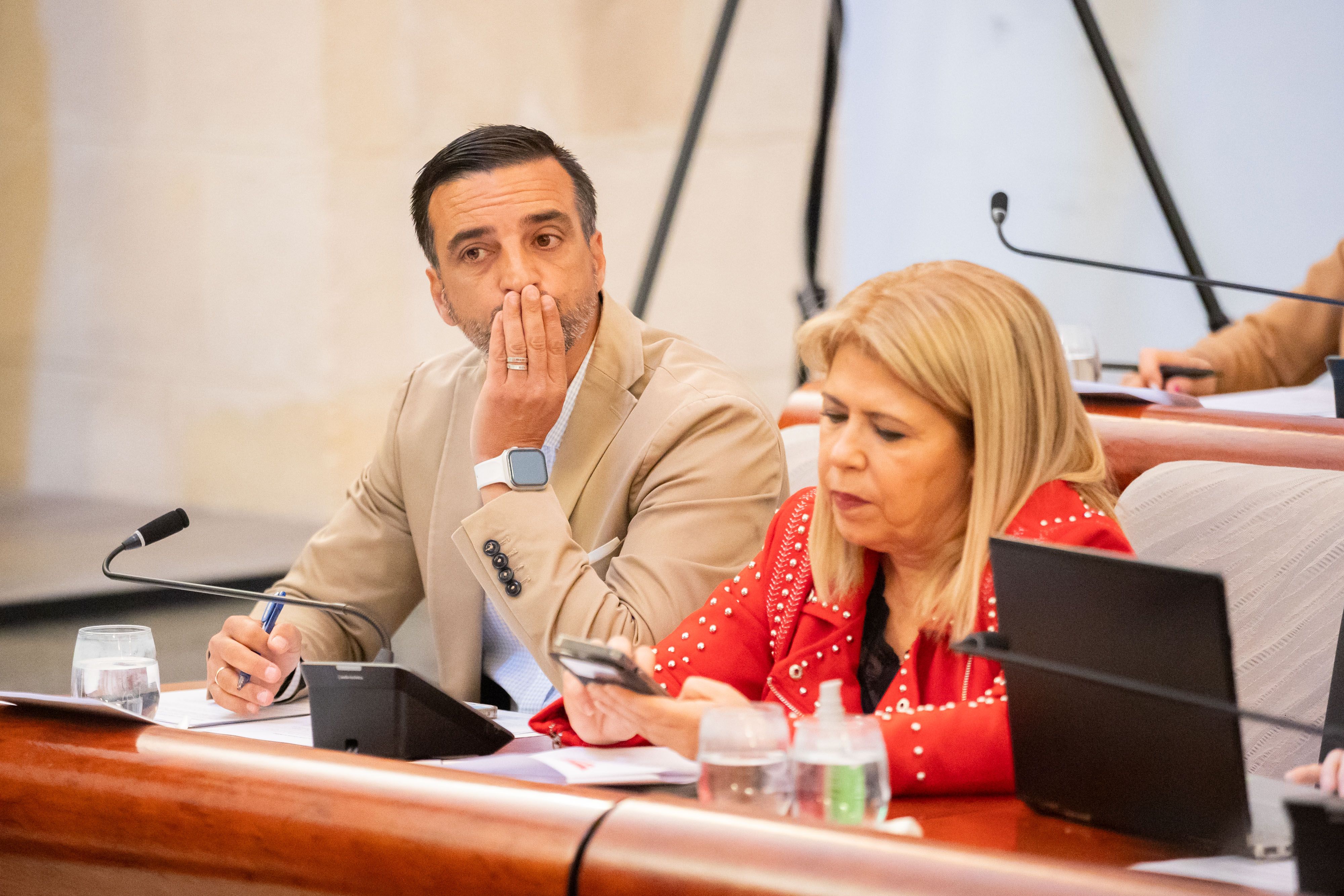 Díaz y Mamen Sánchez, en la bancada del PSOE en el pleno municipal, este pasado martes en el Ayuntamiento de Jerez.