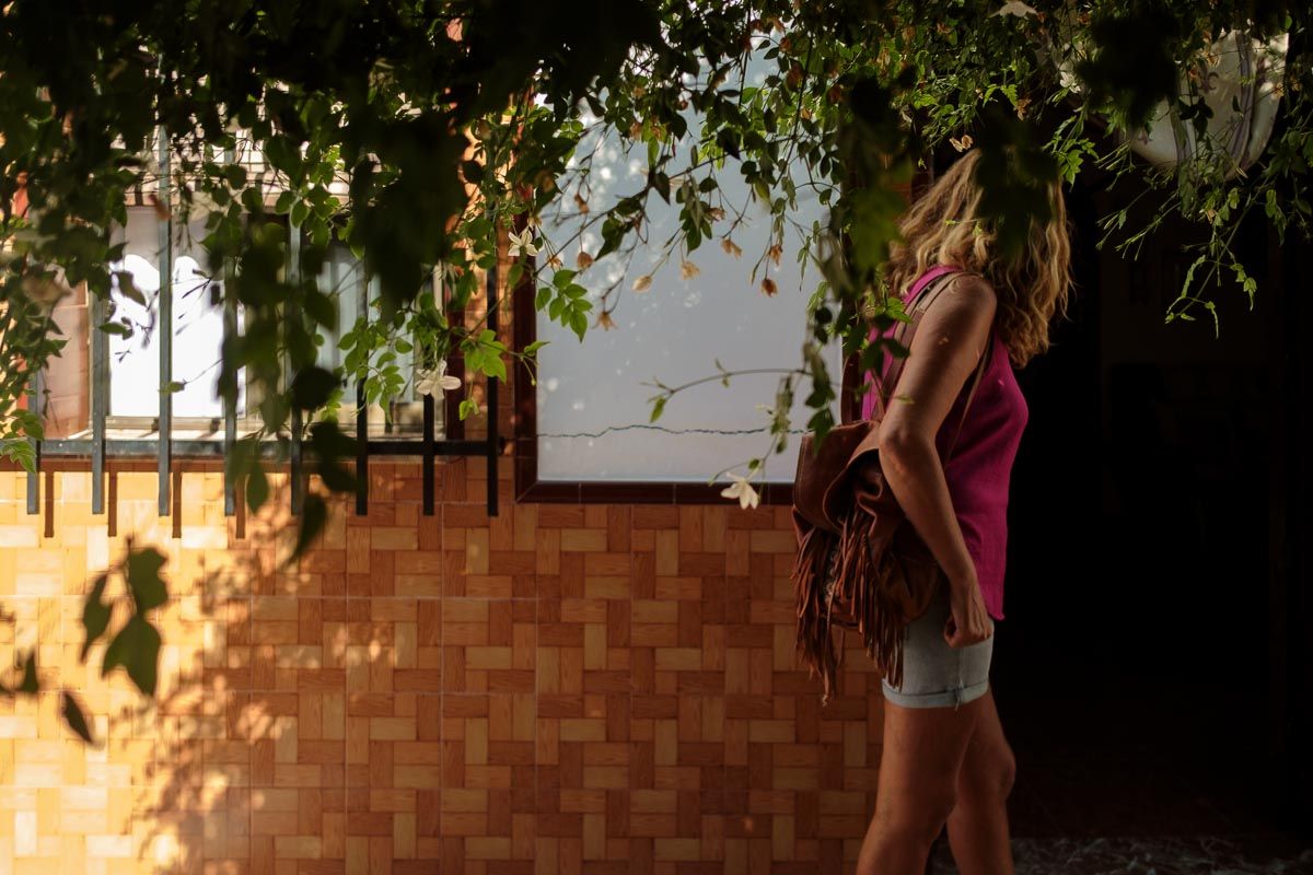 Una grieta en la fachada de una vivienda de El Bosque, afectada por corrimientos de tierra.