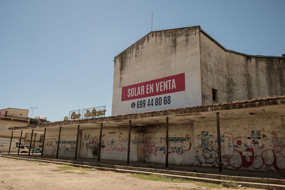 Antiguo Cine Delicias, en La Asunción, con el cartel de 'se vende', en días pasados. FOTO: MANU GARCÍA