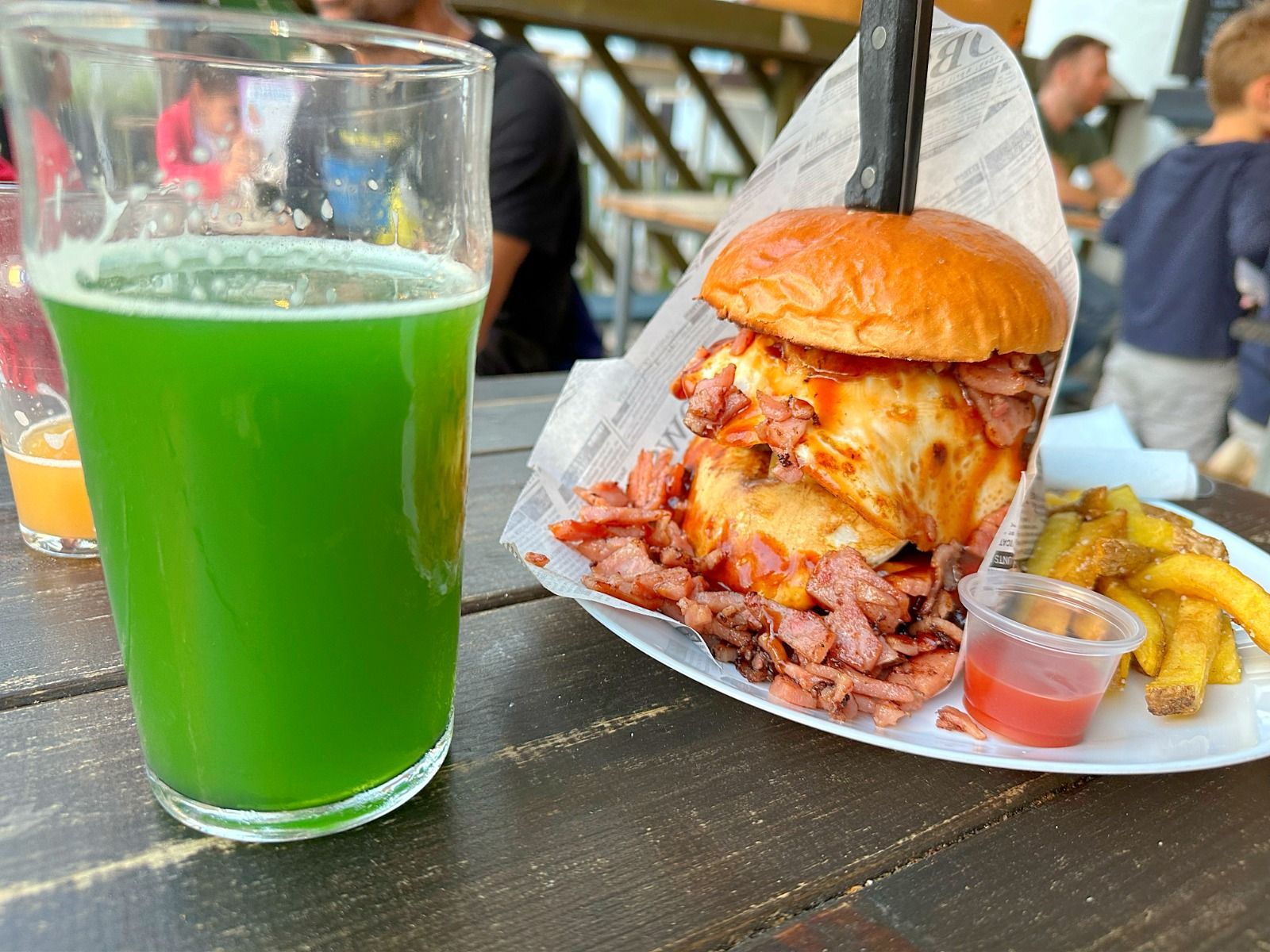 Una hamburguesa junto a una Green Ale, un prototipo de cerveza que sacaron en edición especial en Esparte, en una imagen publicada en redes sociales.