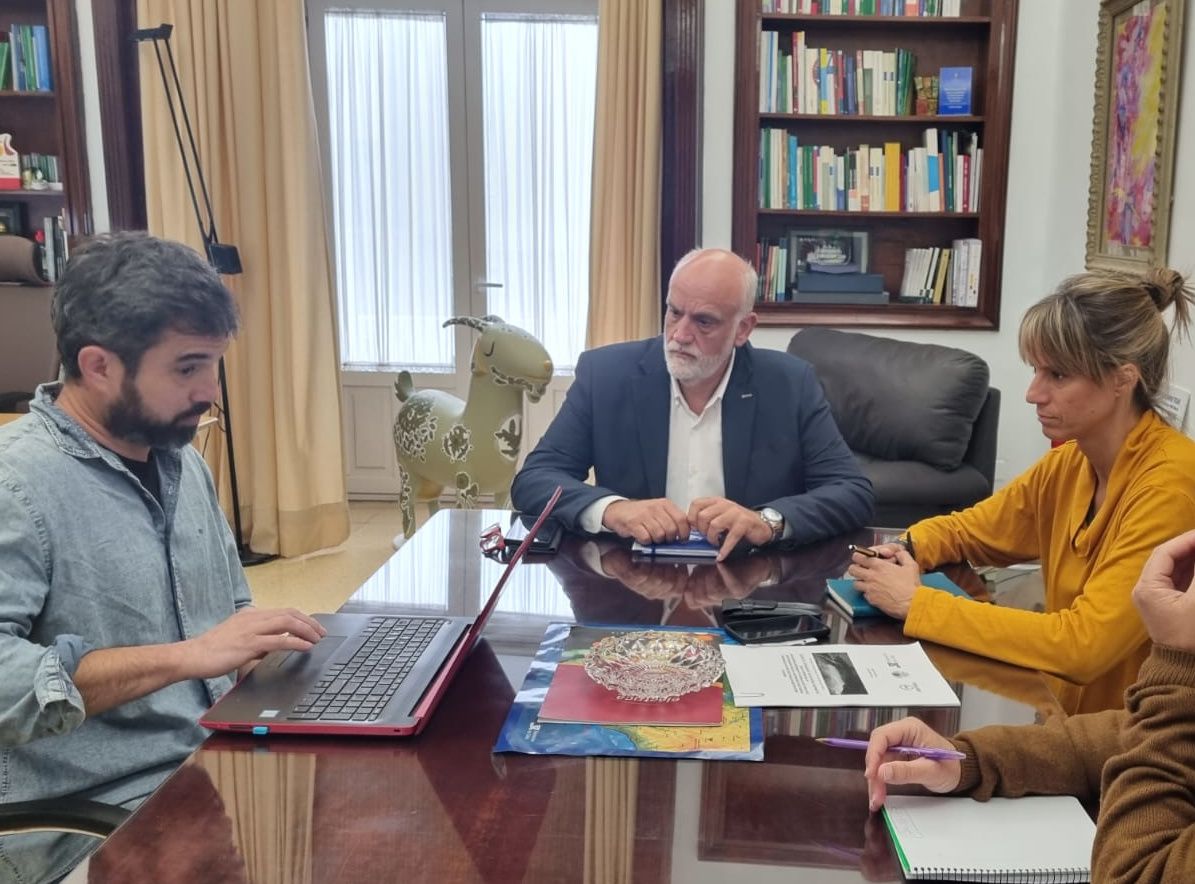 Un momento de la reunión entre el vicepresidente segundo de la Diputación de Cádiz, Javier Vidal, y el historiador Jesús Román.