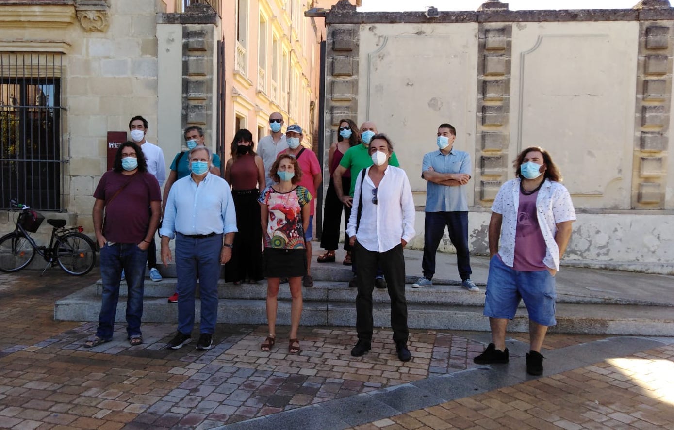 Foto de familia tras la presentación en el Alcázar.
