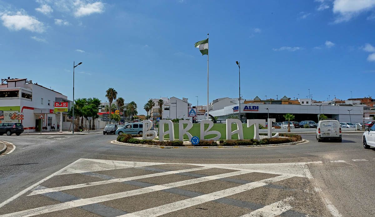 Rotonda de entrada a Barbate, en la provincia de Cádiz, donde ha sido detenido el ladrón.