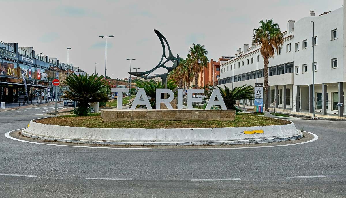 Una rotonda de entrada en Tarifa, en una imagen de archivo.