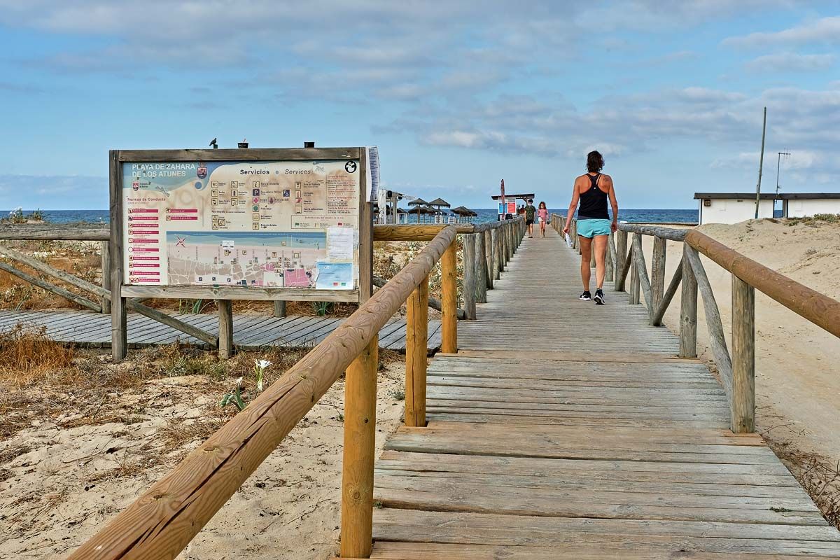 Una persona, en el acceso a las playas de Zahara de los Atunes.