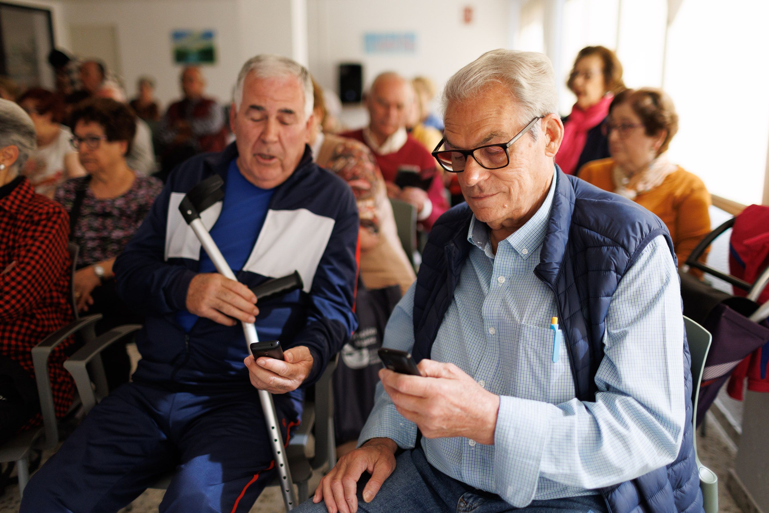 Dos hombres mayores, en la charla 'antiestafas' de la Policía Nacional.