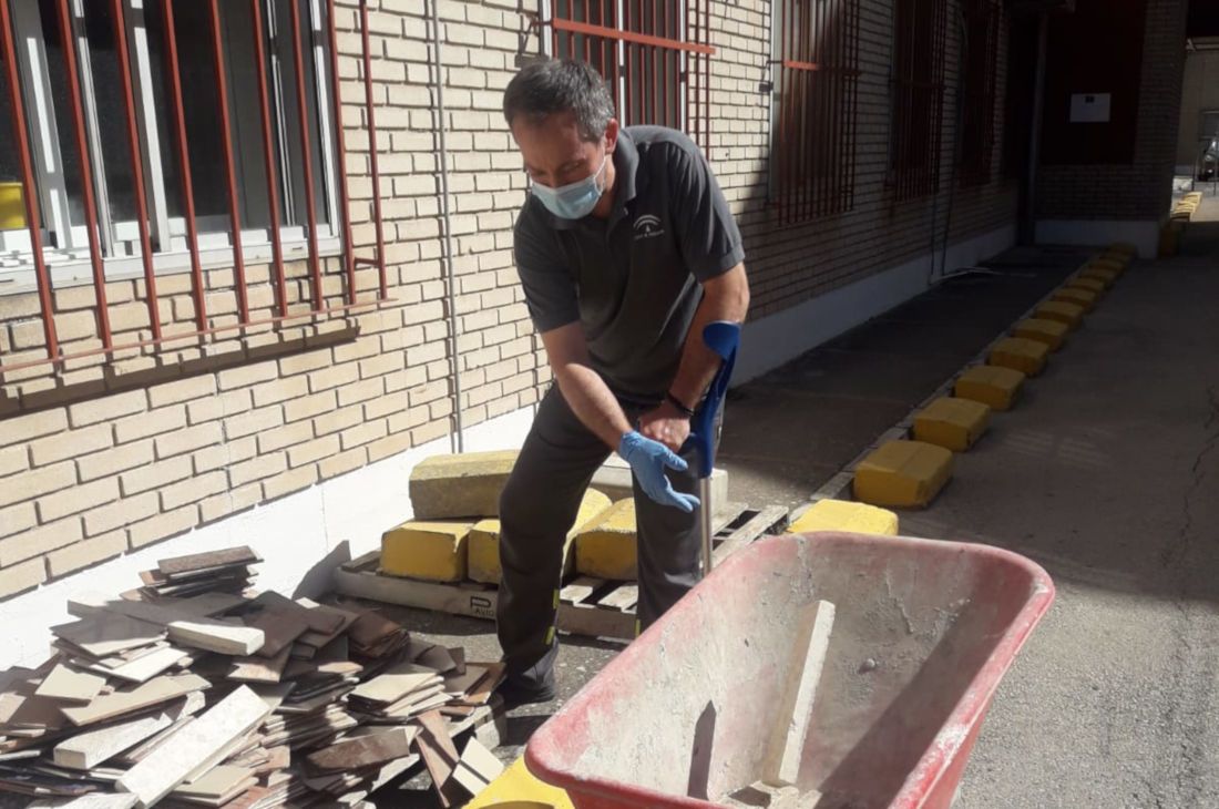 Ismael Calvillo, en su jornada de trabajo con la muleta en el Hospital de Jerez. FOTO: Cedida