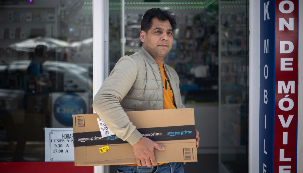 Sajid en la puerta de su negocio en la calle Porvera en Jerez.