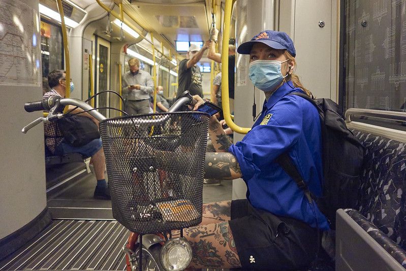 Una mujer en el Metro de Berlín, en julio pasado. FOTO: Matthias Berg