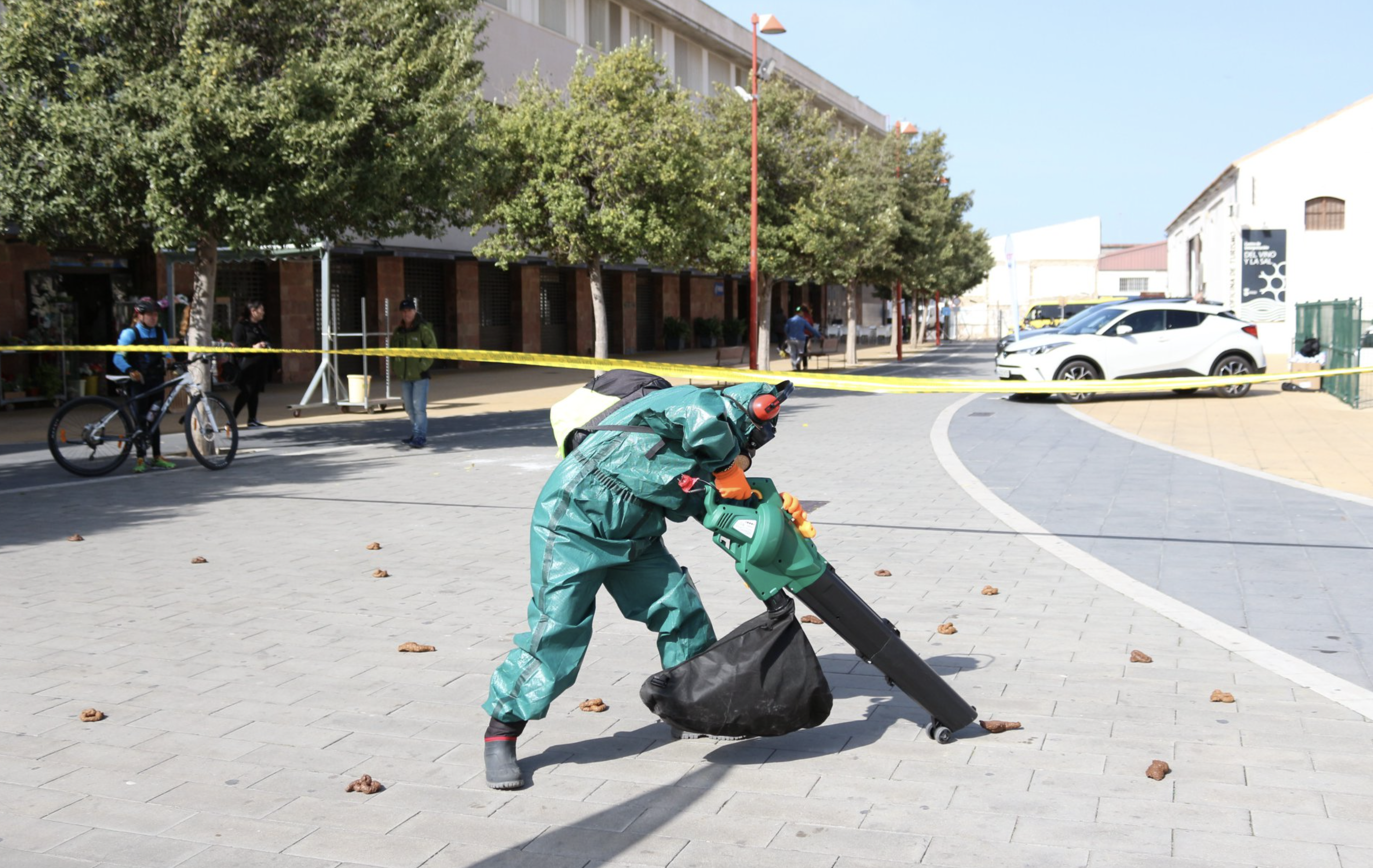 Servicio de basura y limpieza en las calles de Chiclana en una imagen de archivo.