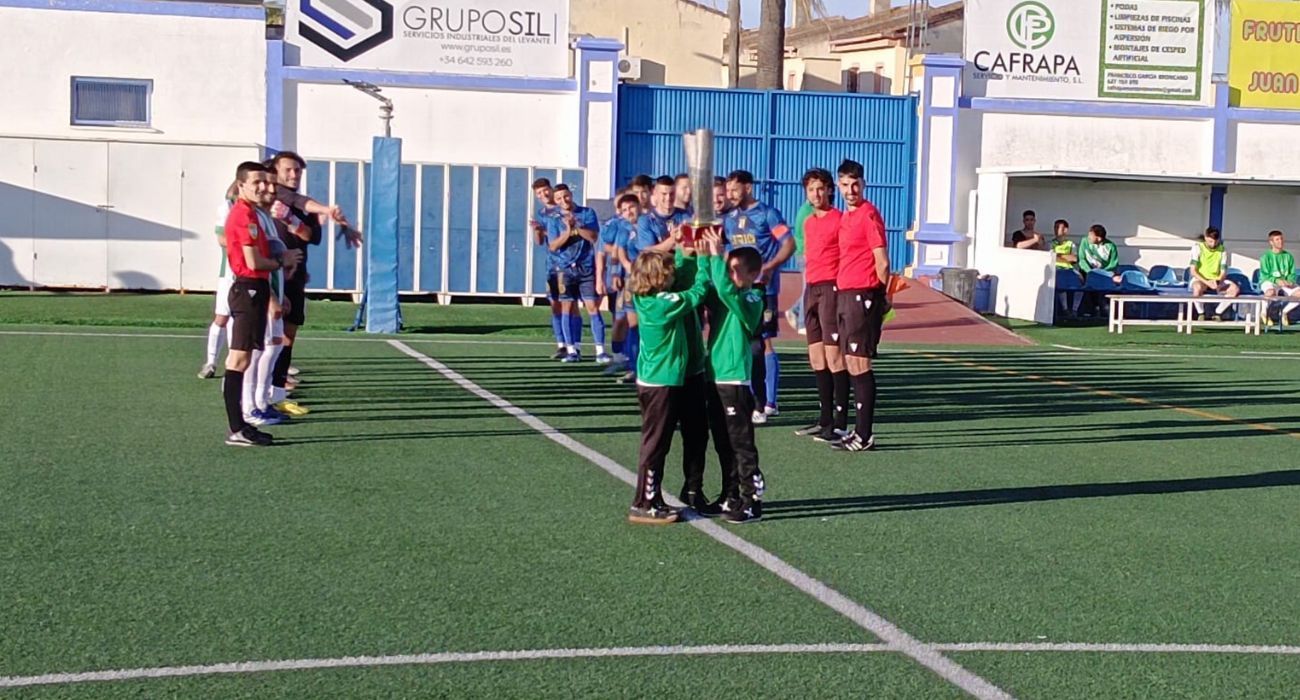 Pasillo de honor a los tres jóvenes jerezanos campeones con el Betis en Francia.