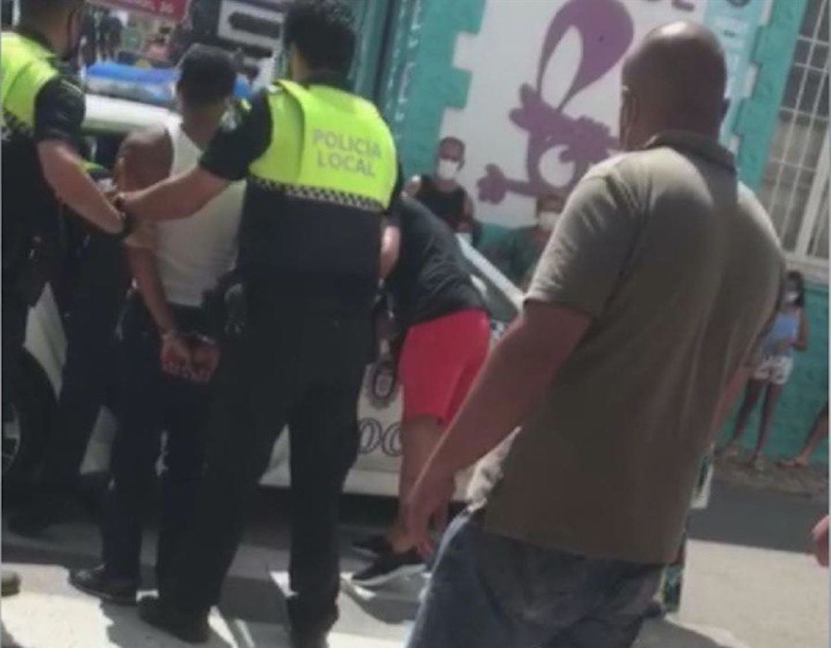 La Policía Local de Tarifa durante la operación.