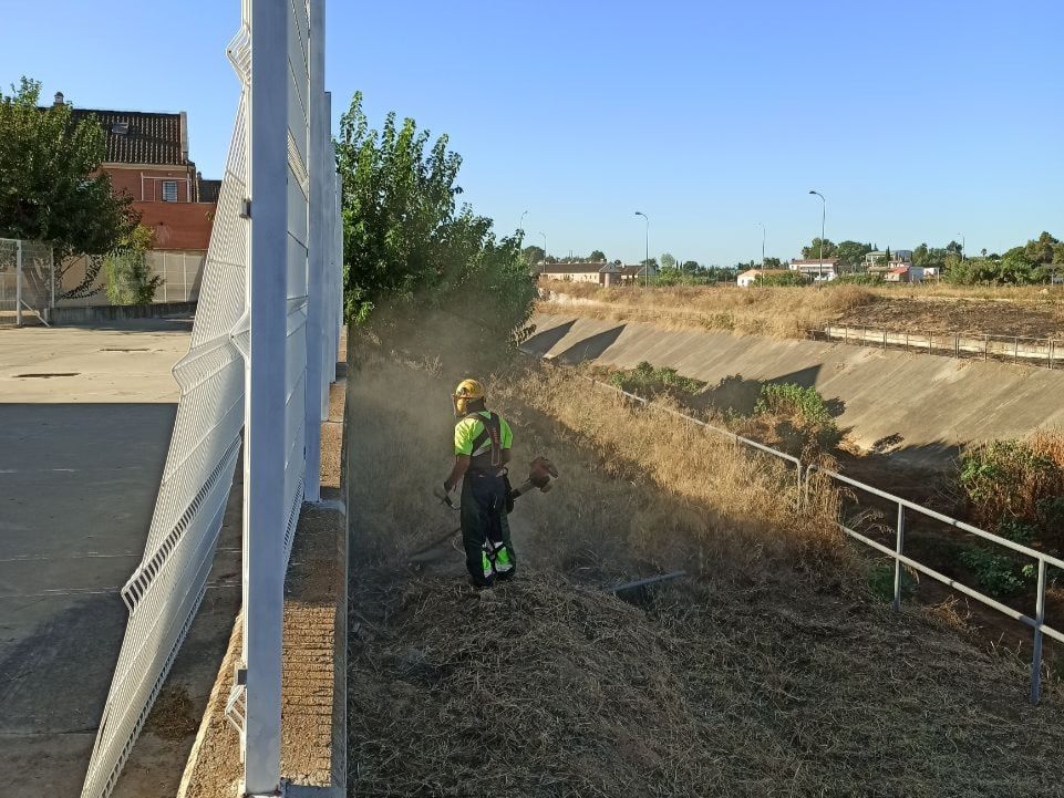 Un operario desinfecta un área cercana al río. FOTO: Ayto. Coria
