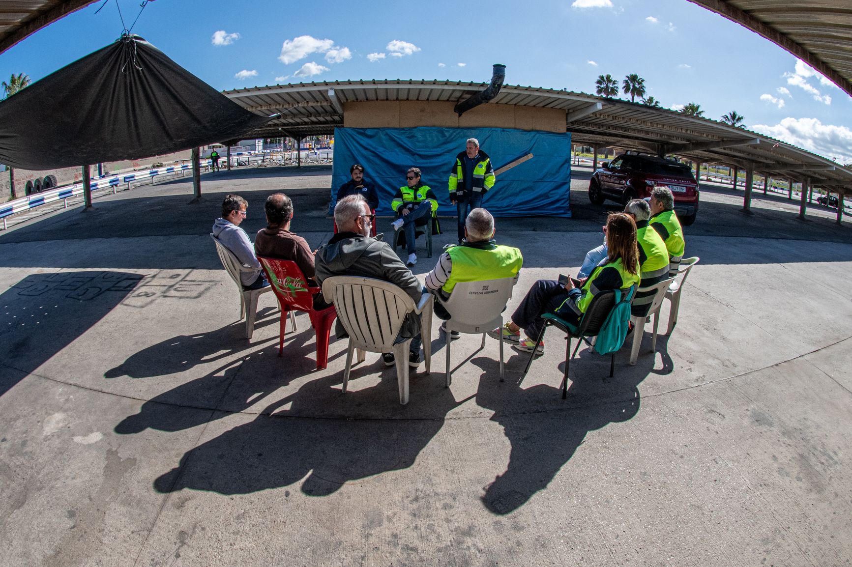 Varios de los huelguistas, este pasado martes, en la acampada a la entrada de las instalaciones.