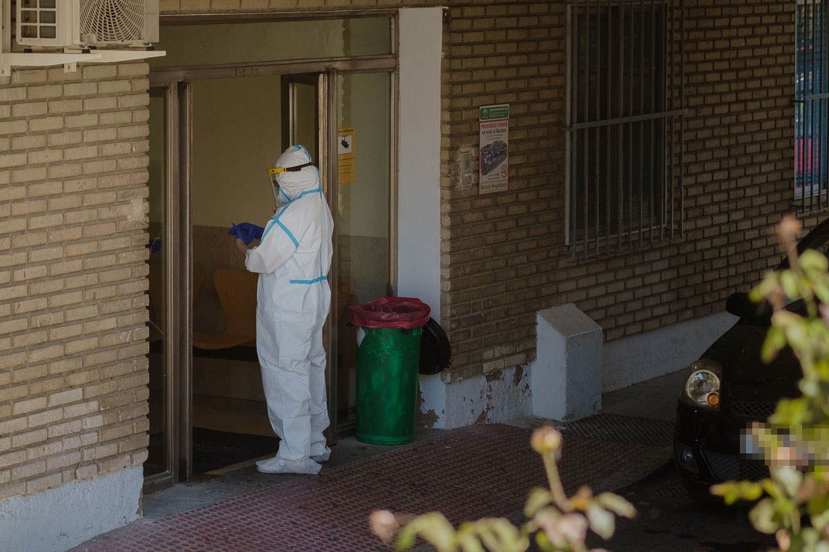 Un sanitario realiza pruebas en Jerez. FOTO: MANU GARCÍA