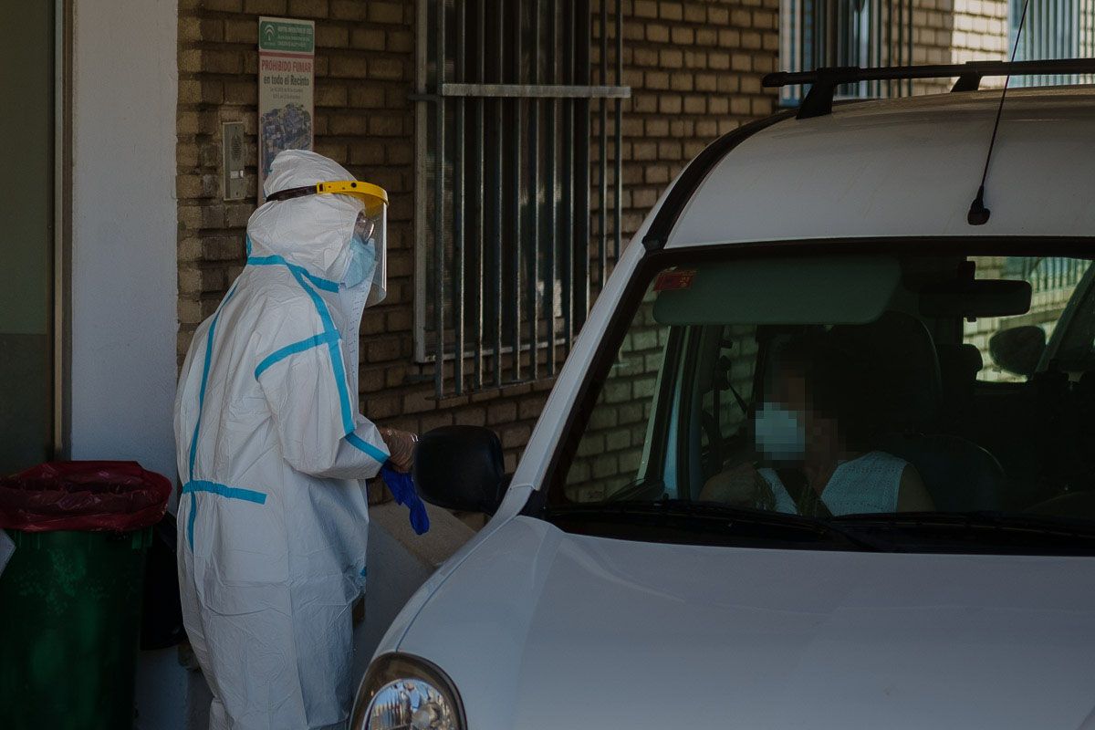 Un sanitario realiza pruebas en el autocovid de Jerez, en una imagen reciente. FOTO: MANU GARCÍA